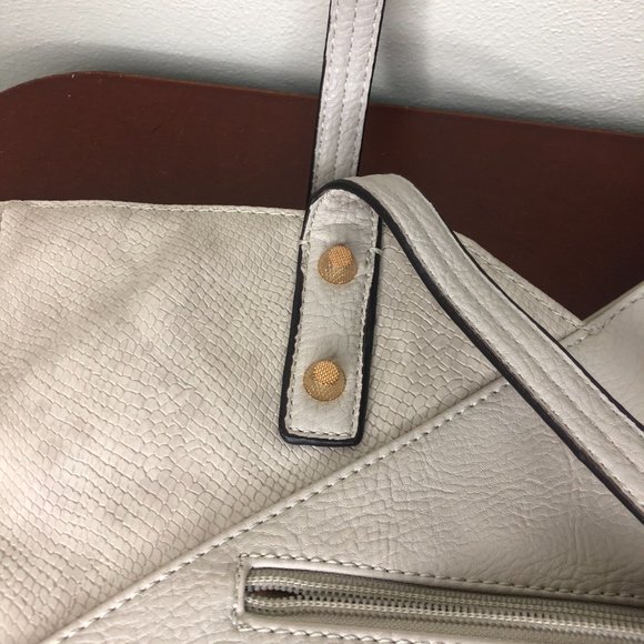 Jessica Simpson Faux Leather Two Toned Shoulder Bag Tote Logo Charm EUC - Picture 5 of 9